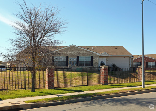 Building Photo - Villas of Eastwood Terrace