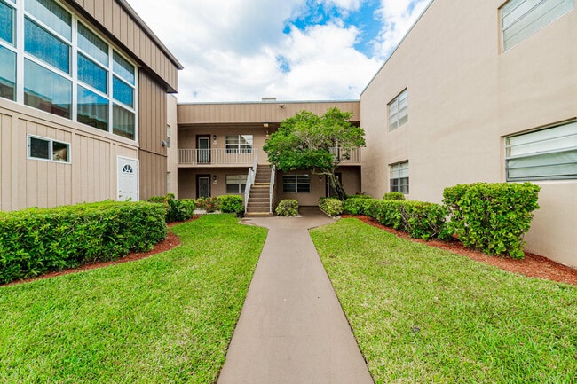 Building Photo - 522 Capri K