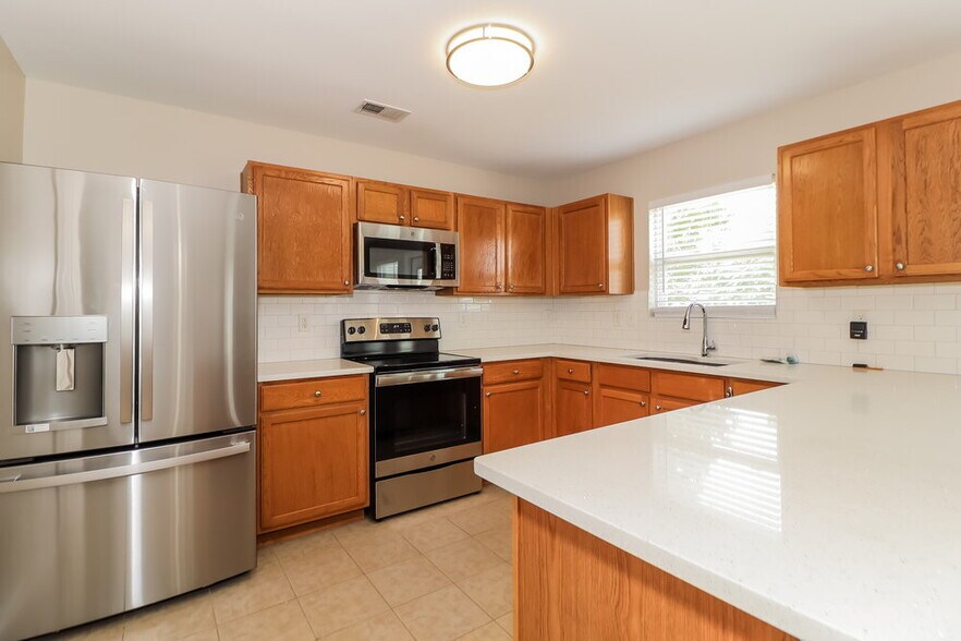 Building Photo - 2945 Mayfair Dr