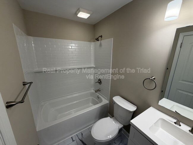 Building Photo - 2748 Lyndhurst Ave