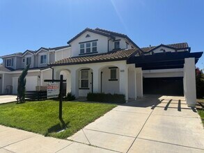 Building Photo - Gorgeous 3 Bedroom 2.5 Bathroom Plus Loft