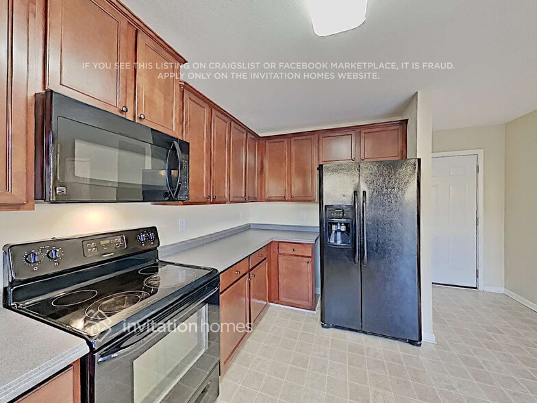 Building Photo - 2942 Village Center Dr