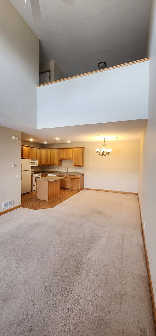 Building Photo - 2 Bed 2.5 Bath Townhome
