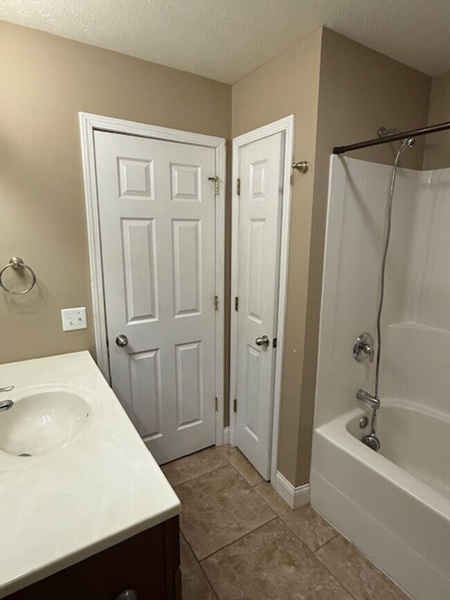Building Photo - 417 DALHLIA