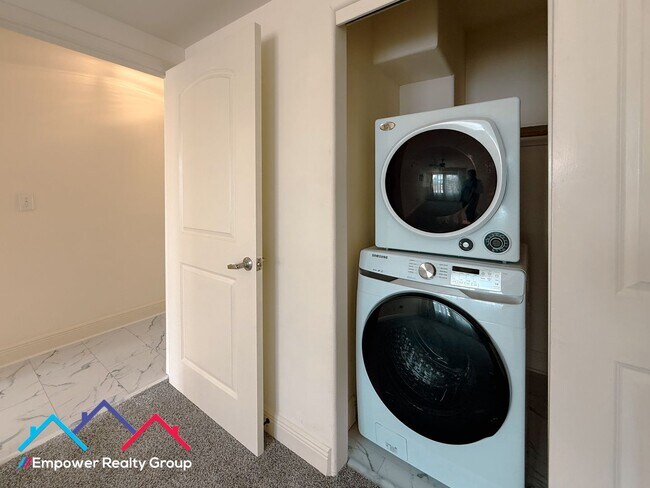 Building Photo - Spacious 3 Bedroom 2 Baths Corner Condo