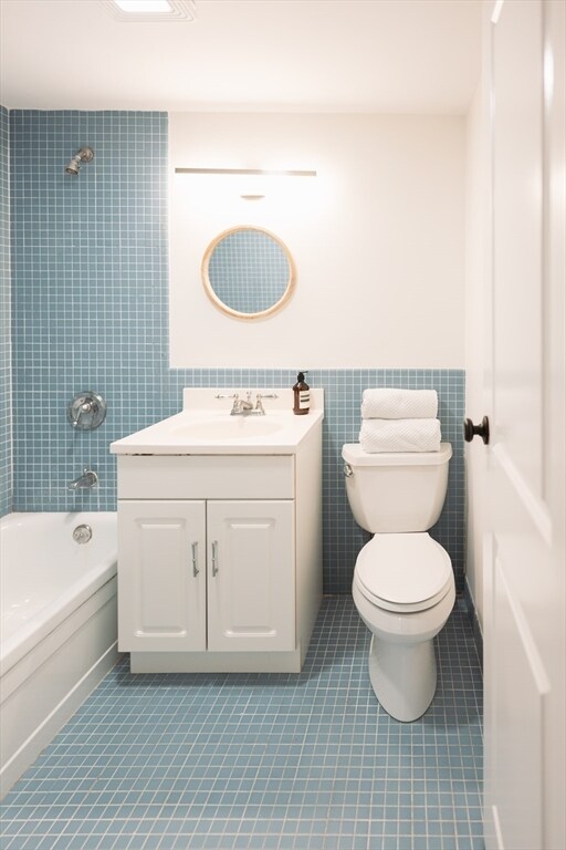 Building Photo - 19 Winchester St