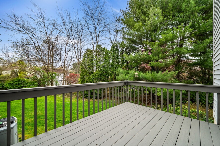 Building Photo - 302 Pinebrooke Cir