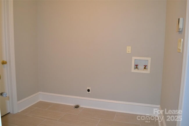 Building Photo - 3313 Woodwardia Dr