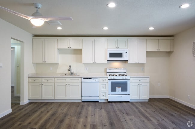 1BR, 1BA - 650 SF - 1740 Redondo