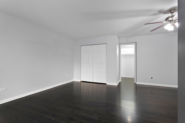 Building Photo - 6001 N Kenmore Ave