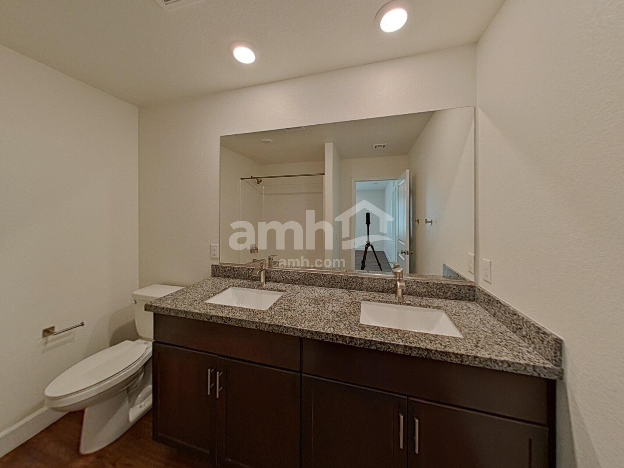 Building Photo - 696 N Water St