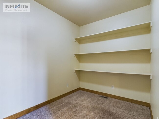 Building Photo - 3 Bedroom and Office!