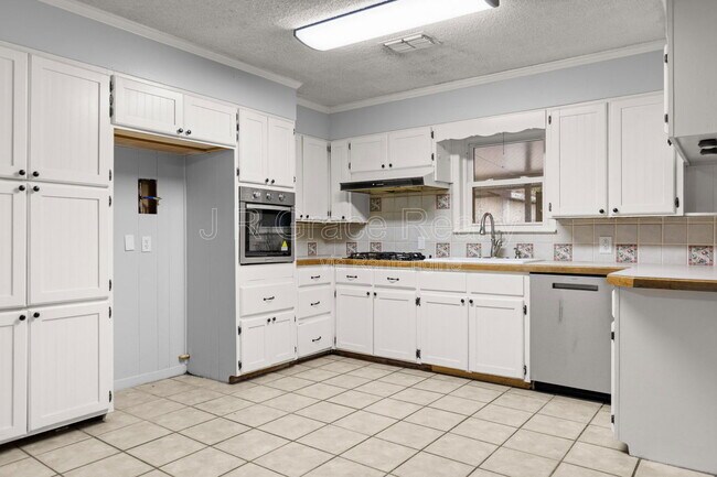 Building Photo - 8806 Fox Hollow Dr