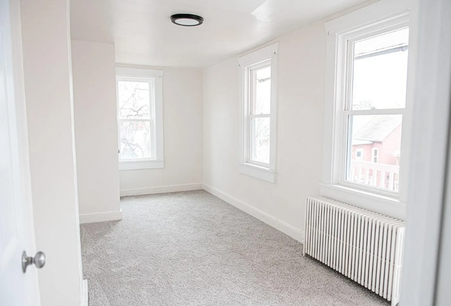Building Photo - 4 Bedroom 1 Bathroom Rowhome in Lancaster!