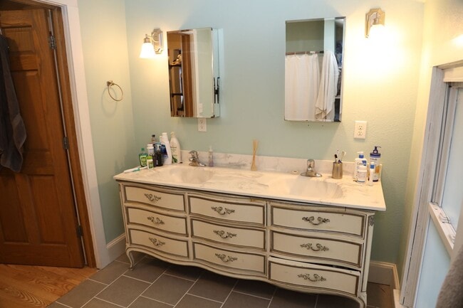 Building Photo - 3 Bedroom with Laundry and Off Street Park...