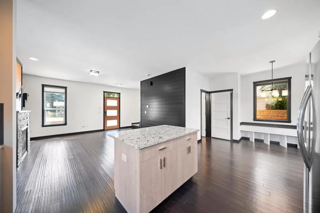 Building Photo - Modern 3 Bedroom + 2.5 bath home in SE Portland!! Brentwood Neighborhood with Air Conditioning!!
