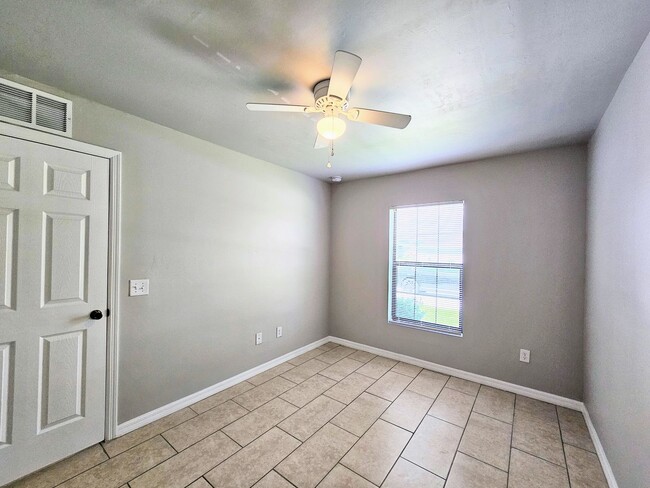 Building Photo - Like New  3 bedroom, 2bath 1 car garage