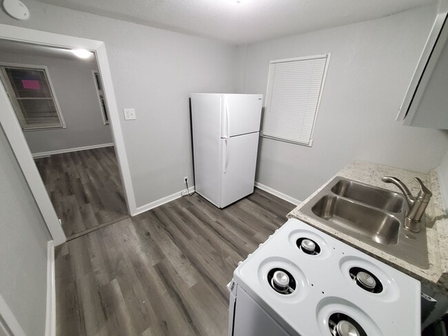 Primary Photo - 231 W Follett St