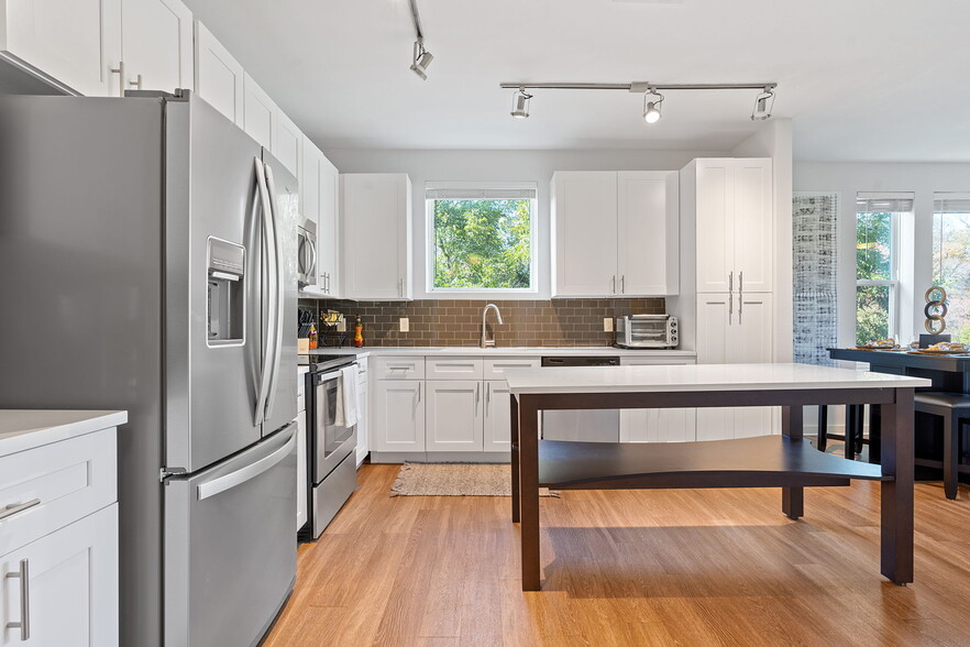 Building Photo - 1900 Barton Springs Rd