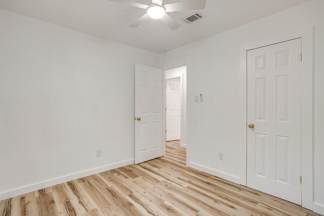 Building Photo - 521 Mesquite Ave N