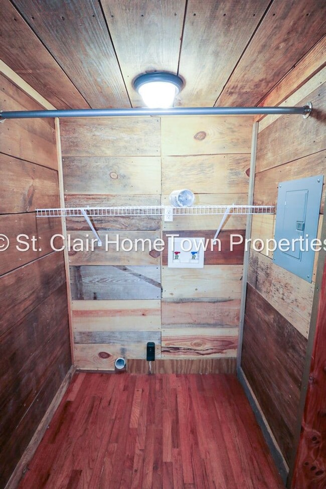 Building Photo - Beautiful Rustic Cabin