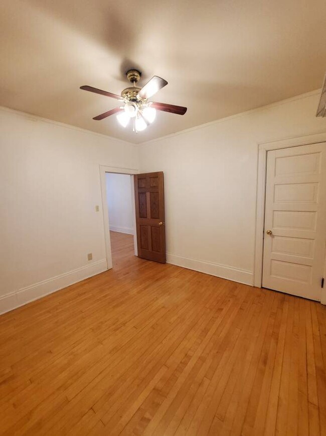 Building Photo - Spacious 5BED/2BATH Upper Near Marquette