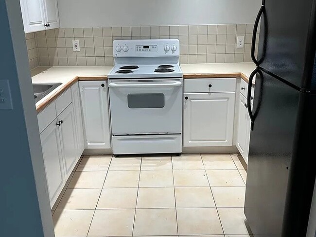 Building Photo - 552 Holly Dr