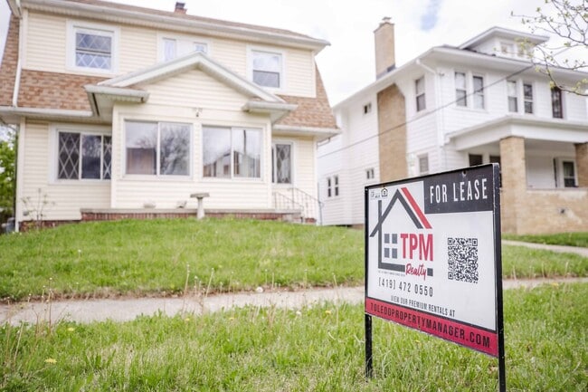 Building Photo - Very Spacious Four Bedroom Home For Rent!