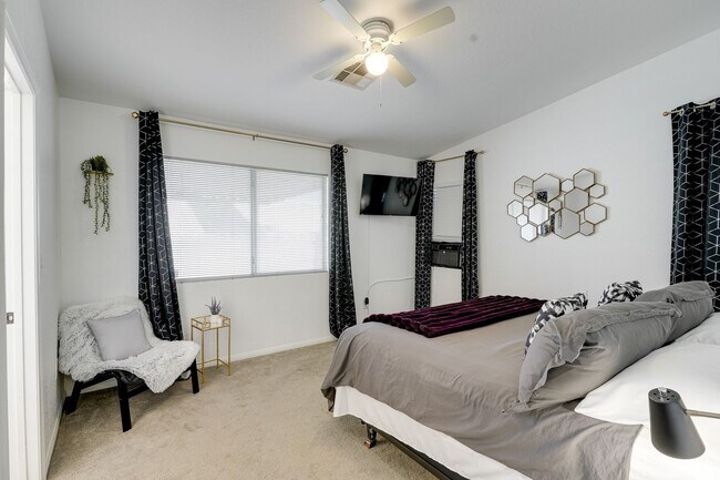 Building Photo - Fully Furnished Single-Story Gem – Spaciou...