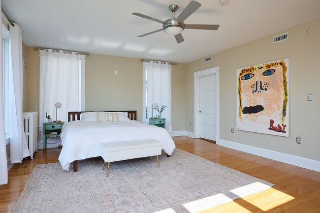 Building Photo - Sunny, Spacious, & Spectacular