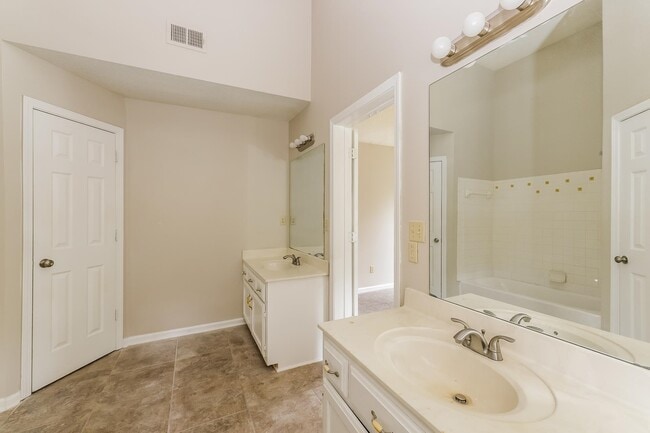 Building Photo - 7816 Lake Cross Dr E