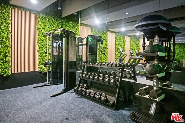 Building Photo - 160 N La Peer Dr