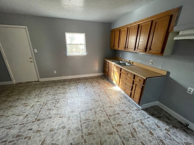 Building Photo - Special!! Low deposit!!