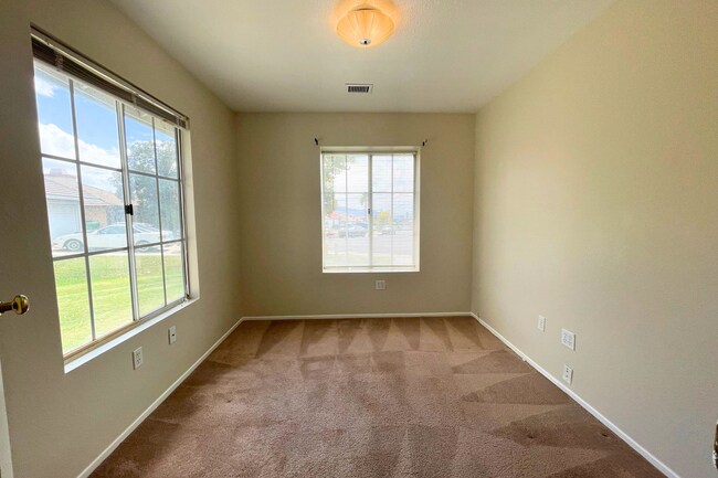Building Photo - 4 Bed/2 Bath | Plus Office/Den | Single St...