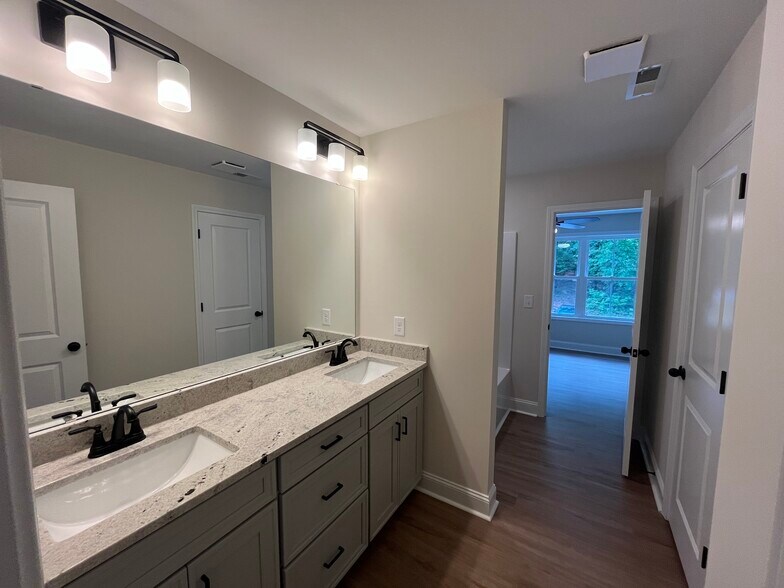 Building Photo - 124 Fern Cir