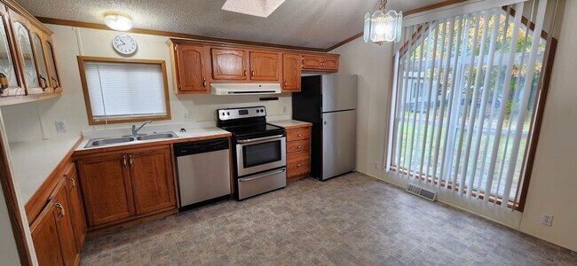 Building Photo - Nice, large, mobile home on outskirts of T...