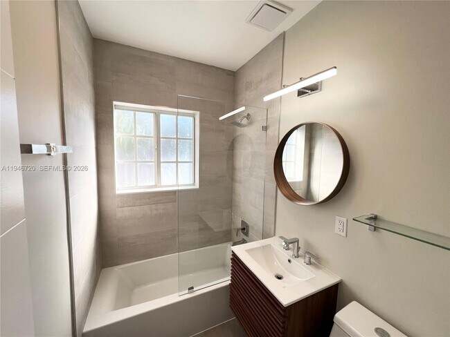 Building Photo - 1129 NE 111th St