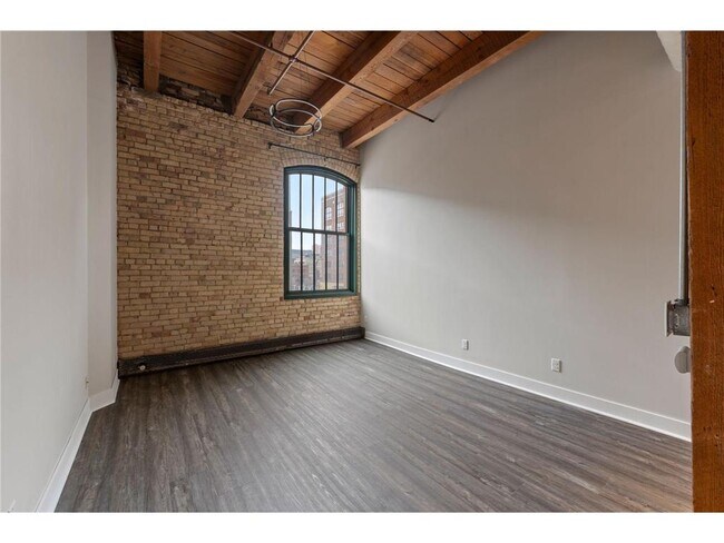 Building Photo - 400 N 1st St