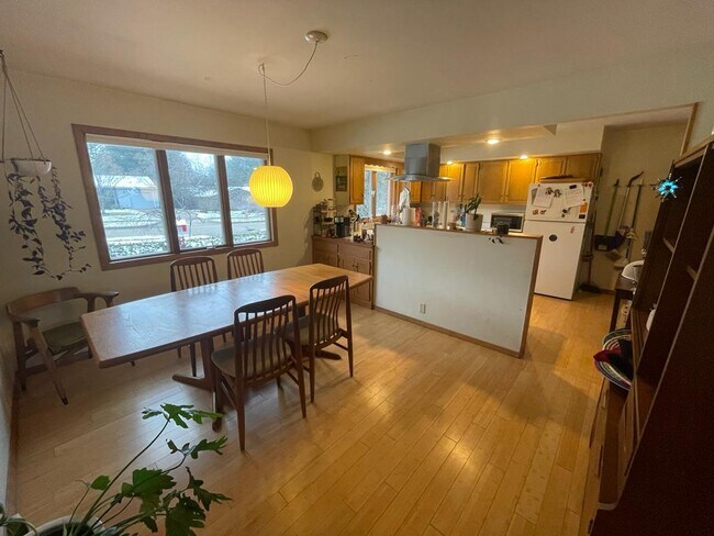 Building Photo - 1708 Pleasant St