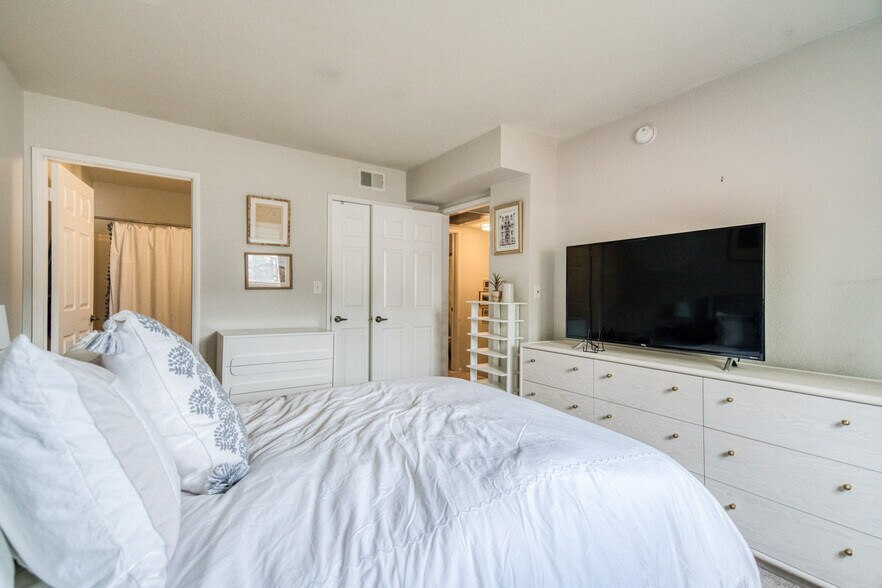 Building Photo - 839 S Holt Ave