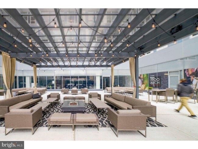 Building Photo - 2000-24-1924 Arch St