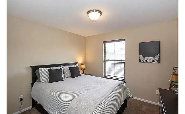 Building Photo - 456 Churchill Dr