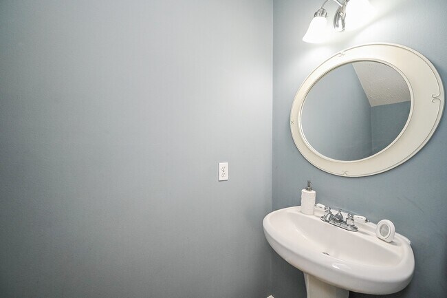 Building Photo - 2534 Halstead Dr