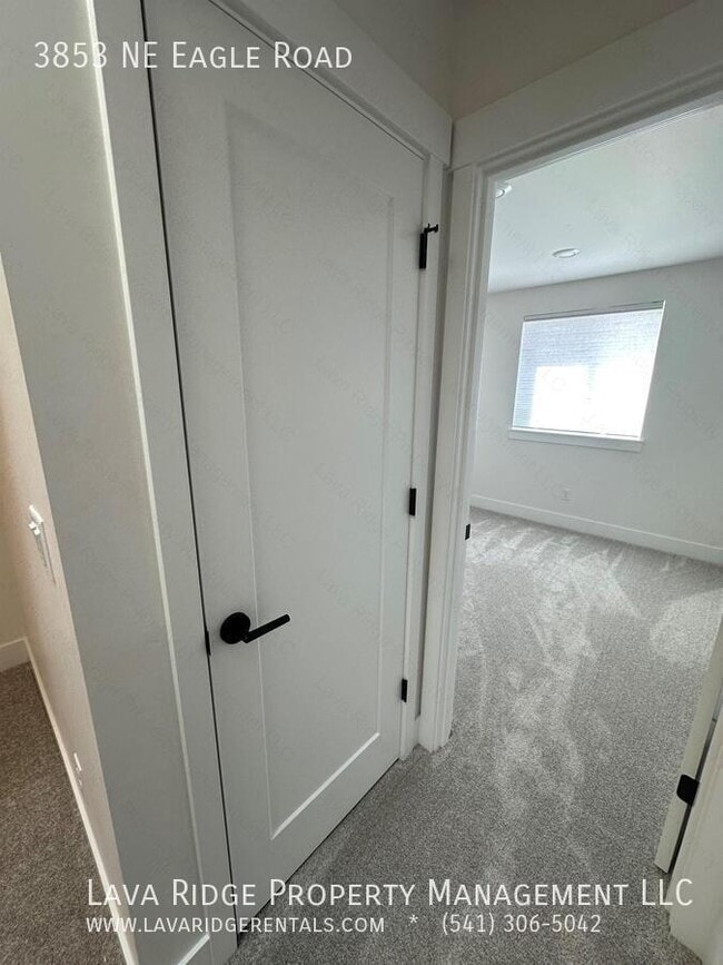 Building Photo - 3853 NE Eagle Rd