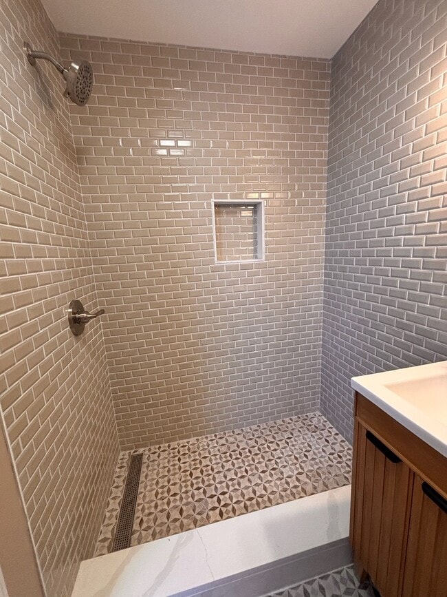 Building Photo - 807 W 10th St