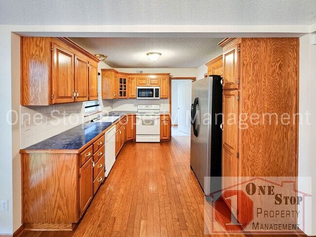 Building Photo - 3 Bedroom, 2 Full Bathrooms and oversized ...