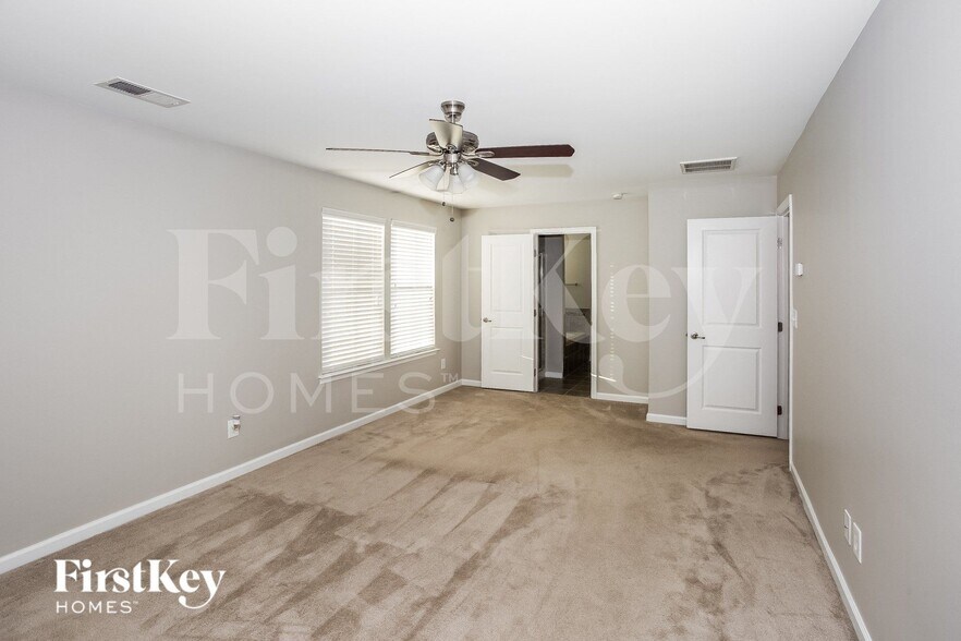 Building Photo - 3232 Oulten St SW