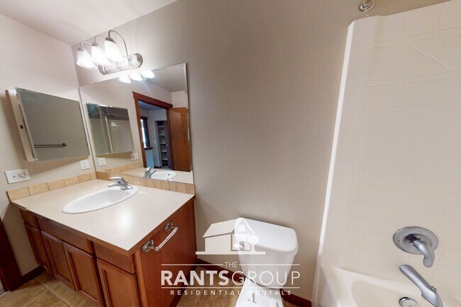 Building Photo - Spacious and Versatile Home in Sought-Afte...