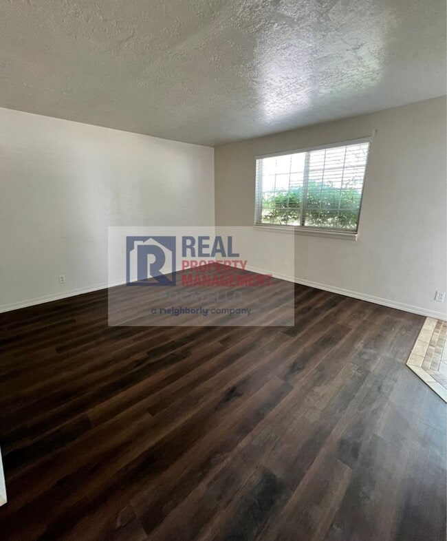 Building Photo - 2 bedroom 1 bath duplex - Single car garage