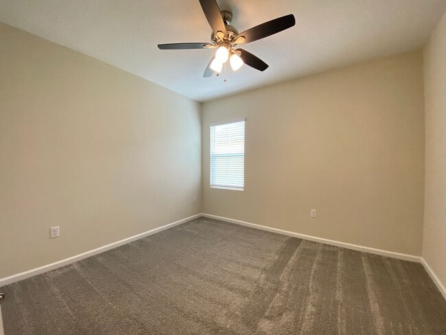 Building Photo - 3BD/2.5BA Townhome in Econ Trails Near Valencia East!